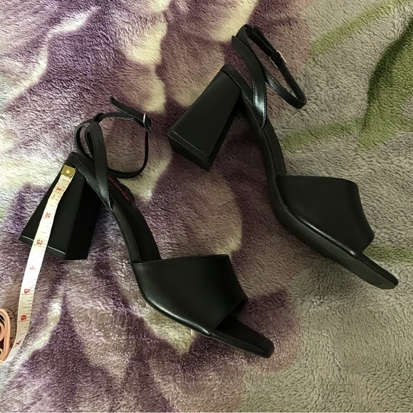 Wild Diva Ankle Strap Block Heeled Sandal - Picture 10 of 10